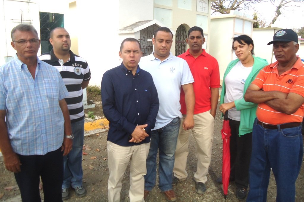 Alcaldía de Moca despliega brigadas de limpieza en Cementerio Municipal